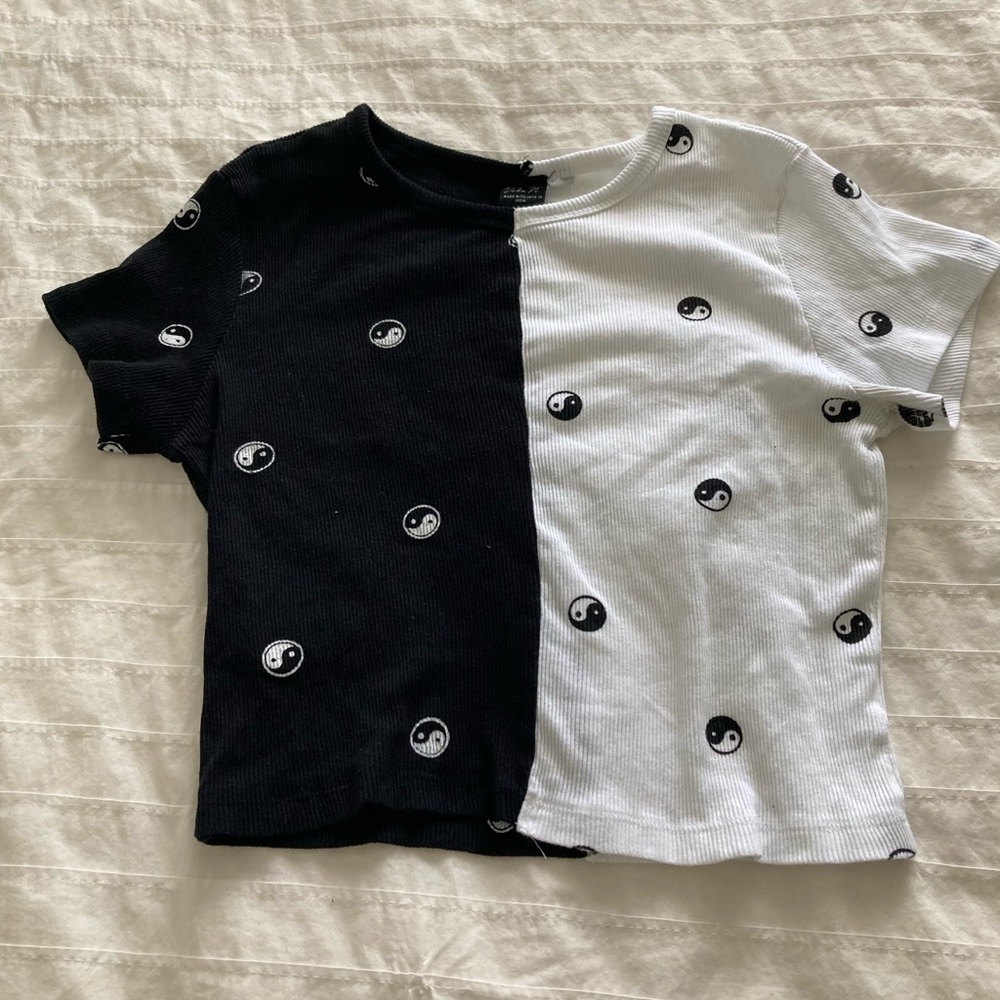 Cropped black and white ribbed shirt